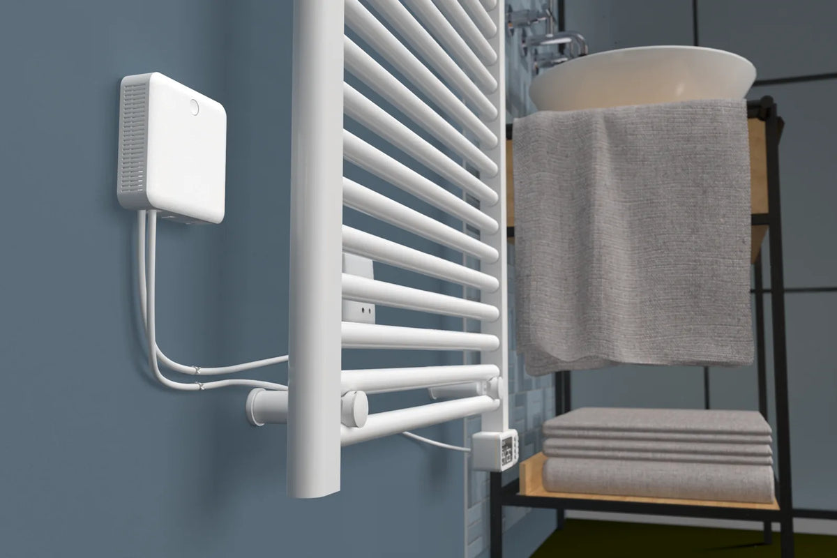 Actionneur Chauffage Électrique Zigbee NodOn FPS-4-1-00 fixé au mur à côté d'un sèche-serviettes électrique dans une salle de bain