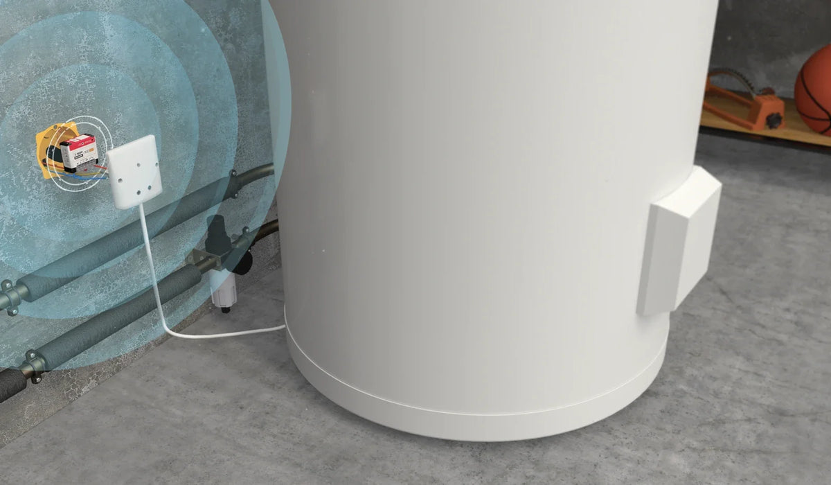 Module multifonction NodOn SIN-4-1-21 installé près d'un chauffe-eau électrique